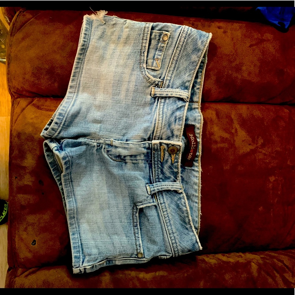 Hollister Shorty Shorts Size 26 (sz 3). light wash. Like new